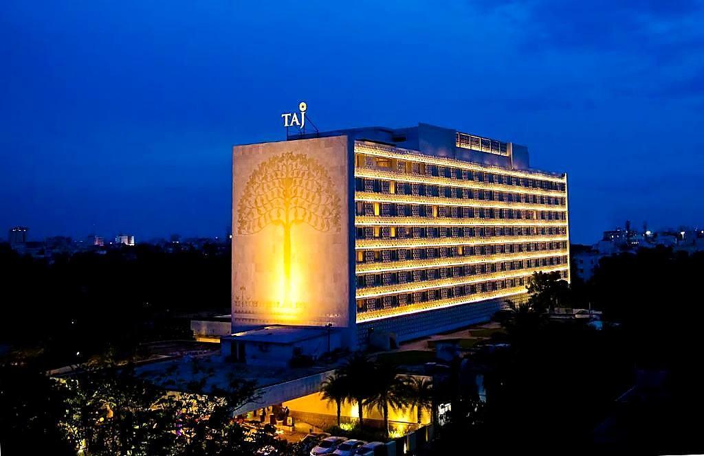 Taj Coromandel · façade lit